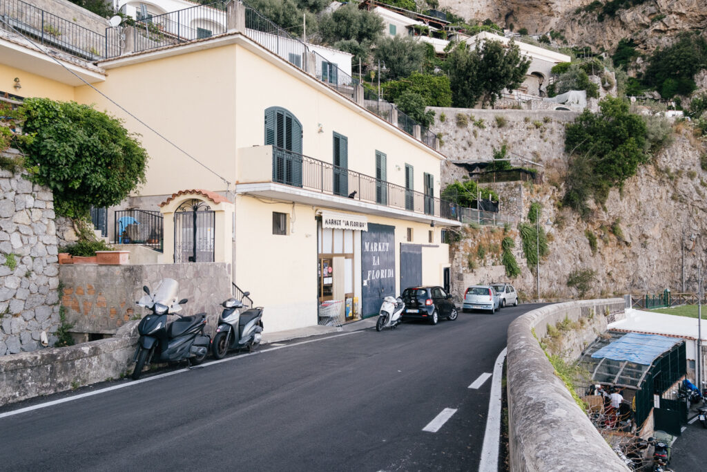 Market La Florida an der Strasse oberhalb von Amalfi