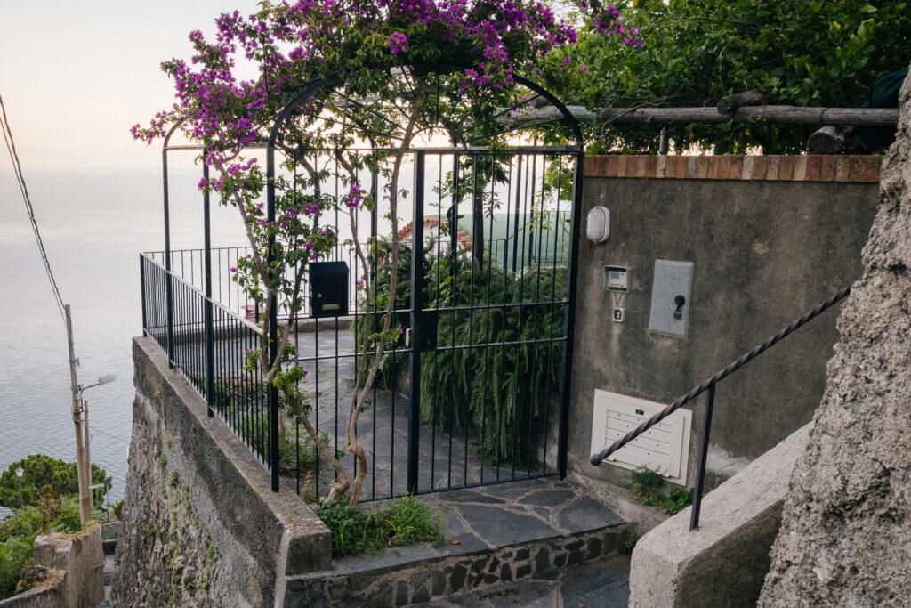 Oberer Zugang zu Alba sul Mare mit Treppe zur Wohnung