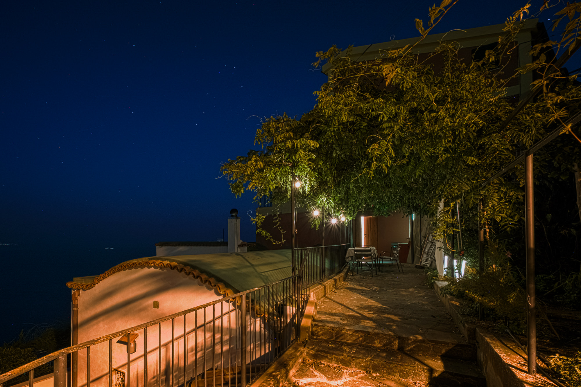 Beleuchtete Terrasse und Pergola von Alba sul Mare am Abend