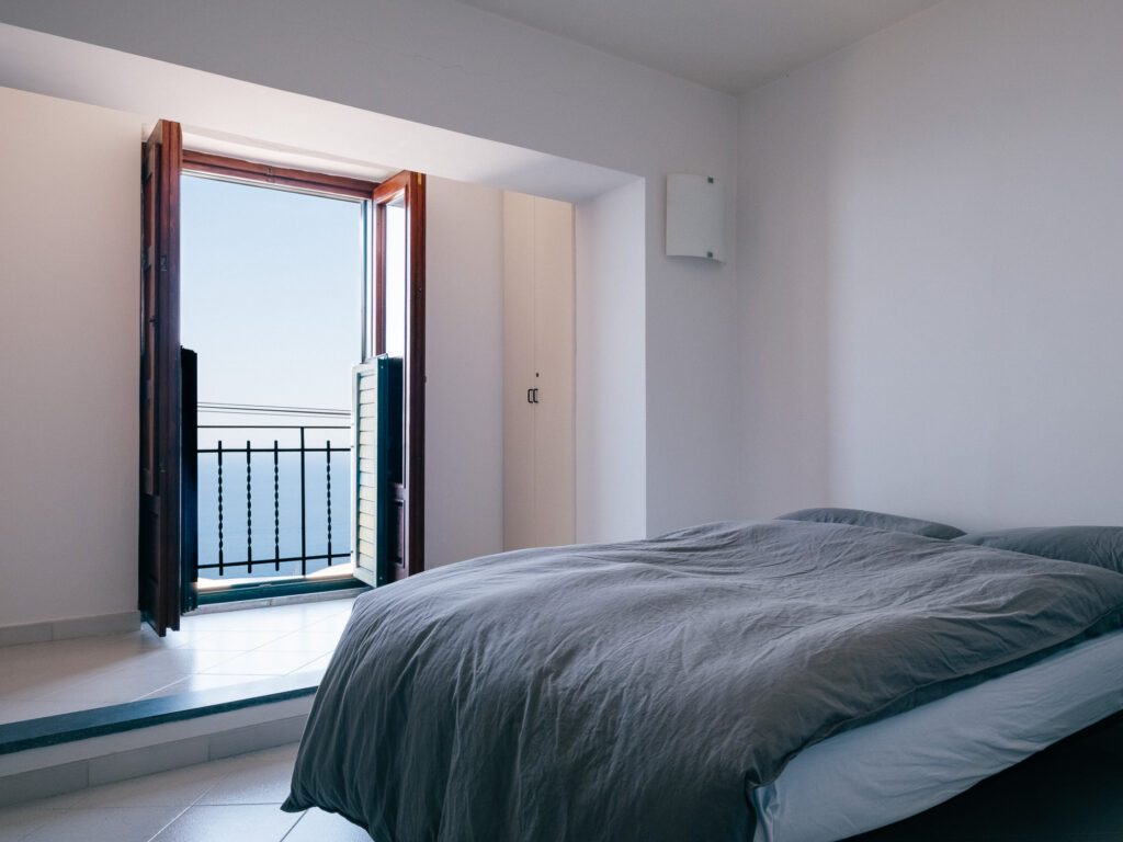 Zweites Schlafzimmer mit Doppelbett und Meerblick