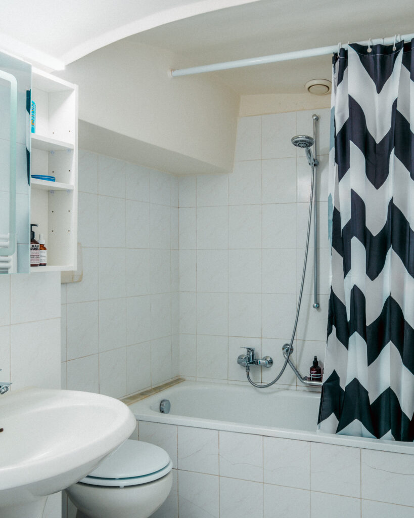 Badezimmer mit Badewanne, Dusche, Lavabo und WC
