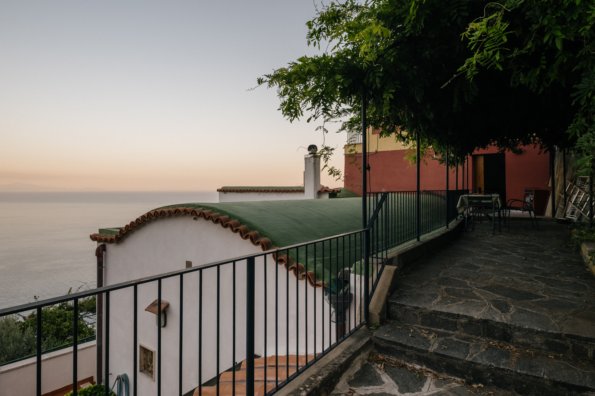 Blick über Amalfi und das Meer in der Abenddämmerung