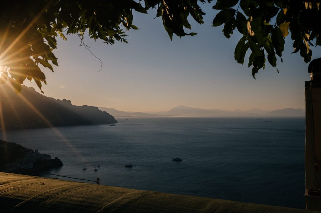 Vista dalla terrazza sulla costa e sul mare al tramonto