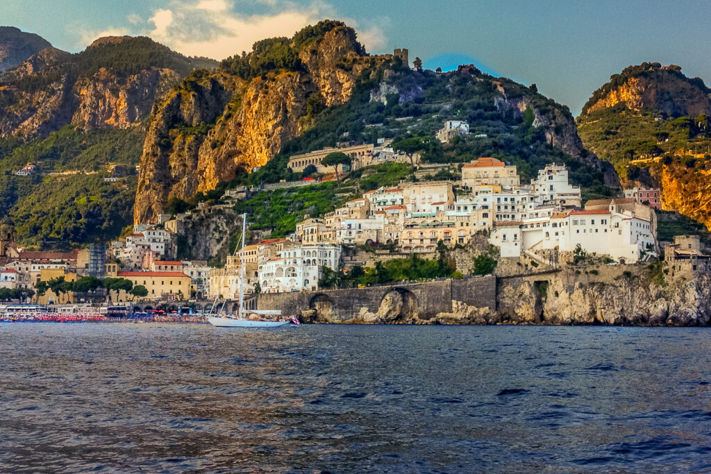 Amalfi mit Hafen und Häusern am Hang, vom Meer aus gesehen